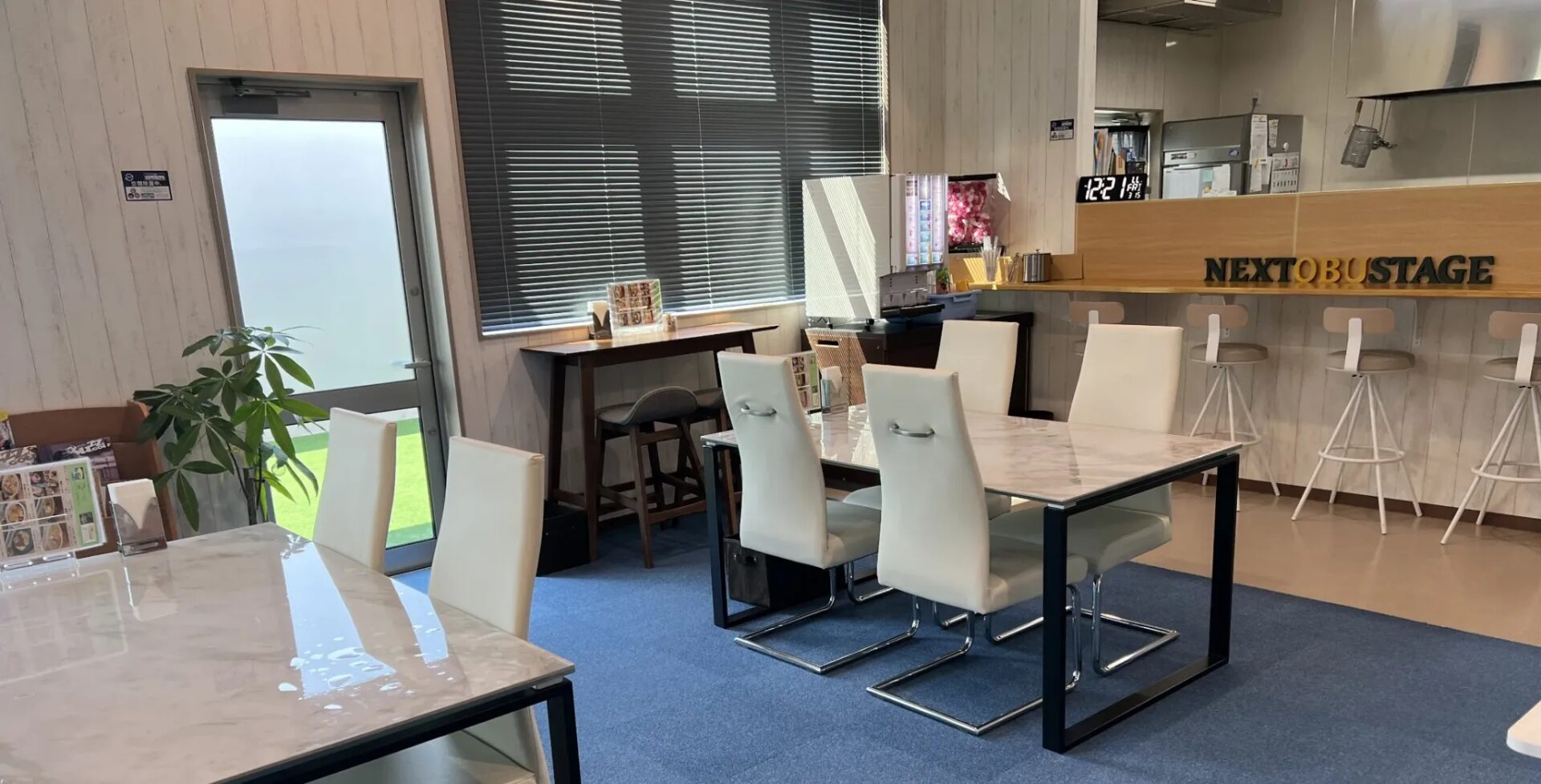 おぶちゃん食堂の明るい店内